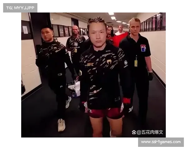 UFC赛场现尴尬一幕，240斤壮汉短裤滑落引关注